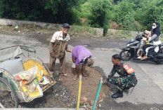 Demi Keselamatan Pengguna Jalan, Babinsa Turun Perbaiki Jalan.
