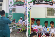 Hari Pertama Sekolah di Cirebon, Siswa Ceria Bertemu Teman hingga Ada yang Nangis Saat MPLS