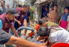 Kekeringan di Cirebon, Polresta Salurkan 18.000 Liter Air Bersih ke Warga Palimanan Barat