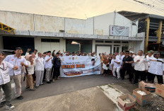 Anggota DPRD Cirebon Bagikan 600 Takjil di Jalan Sisingamangaraja Jelang Berbuka