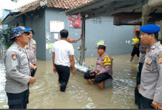 Banjir Rendam Ratusan Rumah di Gunung Jati Cirebon, Satu Rumah Warga Ambruk