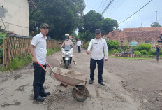 Jalan Rusak Tak Kunjung Diperbaiki, Kuwu Cipeujeuh Kulon Kembali Rogoh Kantong Pribadi Demi Keselamatan Warga
