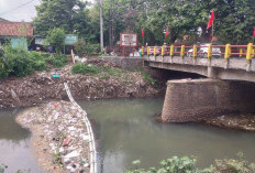 Cegah Pencemaran Laut, Pemkot Cirebon Intensifkan Pemasangan Barrier Sampah