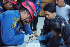 Aksi Sigap Damkar Cirebon Lepaskan Tutup Mainan di Jari Seorang Anak