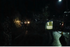 Longsor Cadas Pangeran: 30 Motor dan Belasan Mobil Terjebak, Petugas Buat Celah Evakuasi