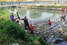 Sungai Sukalila Disorot, Babinsa dan Aparat Kecamatan Lakukan Aksi Bersih Sampah