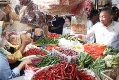 Blusukan ke Pasar Jagasatru Cirebon, Zulhas Bagikan Beras Gratis dan Ungkap Harga Cabai Turun!