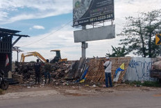 Pemdes Mertapada Wetan Bersihkan Sampah Dekat Terowongan KA, TPS Ditutup Permanen