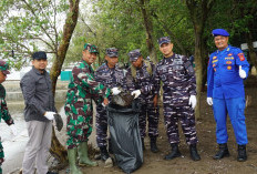 Tindak Lanjut Instruksi Presiden, TNI AL dan Warga Bersihkan Pesisir Kejawanan