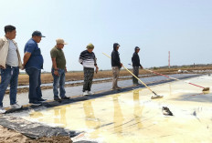 Petani Garam Pengarengan Keluhkan Geomembran Tipis, Produksi 2026 Capai 3.000 Ton