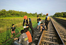 KAI Daop 3 Cirebon Imbau Warga Ngabuburit di Jalur Rel Kereta 
