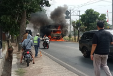 BREAKING NEWS: Truk Terbakar di Beber, Api Muncul dari Bawah Mesin