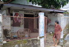 Rumah Nyaris Roboh, Hidup Nenek 67 Tahun di Cirebon Penuh Kecemasan