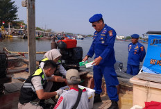 Nelayan Kejawanan Dapat Pemeriksaan Kesehatan dan Obat Gratis dari Satpolairud Cirebon