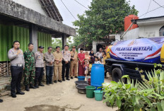 Peduli Warga, Satlantas Polres Cirebon Kota Distribusikan Air Bersih di Argasunya