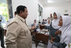 Prabowo Dorong Digitalisasi Pendidikan, Target Tambah Papan Interaktif di Setiap Sekolah