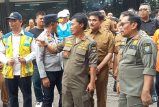 Langkah Nyata Penataan Kota, Pemkot Cirebon Bongkar Bangunan PKL di Bantaran Sungai Sukalila