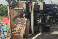 Hindari Motor, Truk Bermuatan 7 Ton Cat dan Kain Terguling di Jembatan Arjawinangun