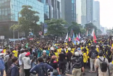 Demo Mahasiswa di Jakarta Memanas, Massa Tembus Blokade Polisi di Bundaran HI