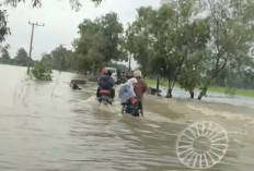 Jalan Bunder–Ujunggebang Nyaris Lumpuh, Arus Air Deras Putus Akses Warga