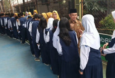 Hari Pertama Sekolah di SMPN 1 Kota Cirebon, Begini Antusiasme Para Siswa