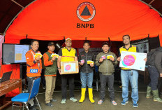 Indosat SIGAP Salurkan Bantuan dan Jaga Jaringan untuk Korban Longsor Bandung Barat