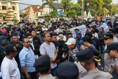 Portal Tutup Akses Warga Pabedilan, KAI dan PT DAR Saling Tak Mengakui