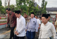 Bupati Lucky Hakim Bersama Ribuan Warga Laksanakan Salat Idul Adha Khidmat di Alun-Alun Indramayu