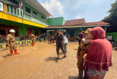 Tak Sekadar Meninjau, Wakil Walikota Cirebon Terjun Langsung Tangani Banjir