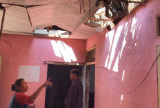 Kisah Pilu Warga Cirebon Bertahan di Teras Rumah Setelah Atap Ambruk Dihantam Hujan Deras