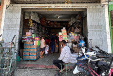 Harga Plastik Naik Drastis Hingga 90 Persen, Pedagang di Cirebon Kelimpungan