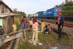 KAI Daop 3 Cirebon Imbau Warga Tak Bakar dan Buang Sampah di Jalur Rel KA, Ancam Keselamatan Perjalanan