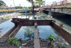 Pembongkaran Jembatan Rel Kalibaru Terhenti, Sisa Material Masih Tenggelam di Sungai
