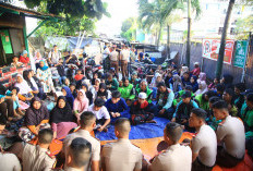 Aksi Humanis Taruna Akpol: Edukasi Pengendara dan Bagi Takjil Gratis