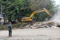 Pasca Penertiban, Pemkot Cirebon Kebut Pembersihan Puing di Bantaran Sungai Sukalila