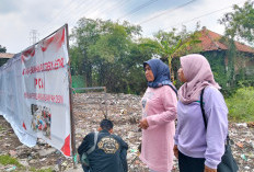 Swadaya Warga Tutup Lahan Kosong di Samping TPS
