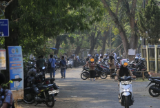Imbas Larangan Bawa Motor, Jalan Binawan V Cirebon Kini Dipenuhi Kendaraan Siswa