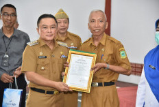 Haru! Pemkab Kuningan Serahkan SK Pensiun untuk 150 ASN, Bupati Dian Sampaikan Pesan Menyentuh