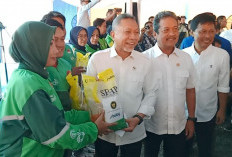 Ojol Cirebon Kaget! Zulhas Bagi-Bagi Beras dan Amplop Jelang Tahun Baru