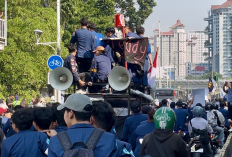 Mahasiswa Trisakti Bergerak ke Tugu Reformasi, Lagu Darah Juang Menggema