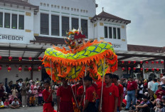 Imlek 2577 di Stasiun Cirebon, KAI Bagi Souvenir dan Upgrade Gratis ke Eksekutif
