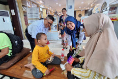 Penumpang Kereta Terkejut, KAI Daop 3 Cirebon Bagi Bunga dan Cokelat di Hari Ibu