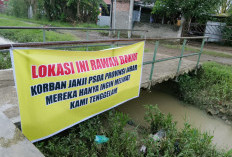 Kesal Banjir Tak Kunjung Diatasi, Warga Cibogo Cirebon Protes Kondisi Irigasi Ambit