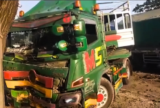 Truk Oleng Tabrak Median, Adu Banteng dengan Truk Hino di Jalur Pantura Losari Cirebon