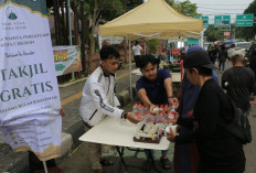 Ramadan Penuh Berkah, DWP Kota Cirebon Bagikan Takjil Gratis dan Gelar Kajian Fikih Wanita