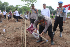 Cegah Banjir dan Longsor! Kapolresta Cirebon Turun Langsung Tanam Pohon di Sumber