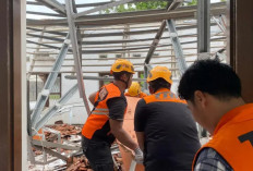 Kantor Disnaker Kota Cirebon Ambruk, ASN Fokus Selamatkan Aset