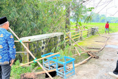 Jembatan Cilengke Ambles Diterjang Luapan Sungai, Akses Dua Desa di Leuwimunding Terganggu