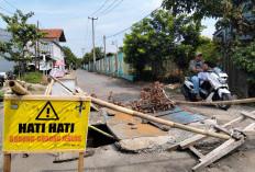 Jalan Tangkil Gede Cirebon amblas selama sebulan, lubang besar mengancam keselamatan. Warga kesulitan melintas