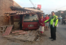 Diduga Mengantuk, Minibus Tabrak Median hingga Seruduk Mobil dan Warung di Mundu Cirebon